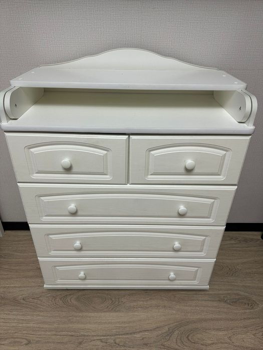 Детская кровать и комод