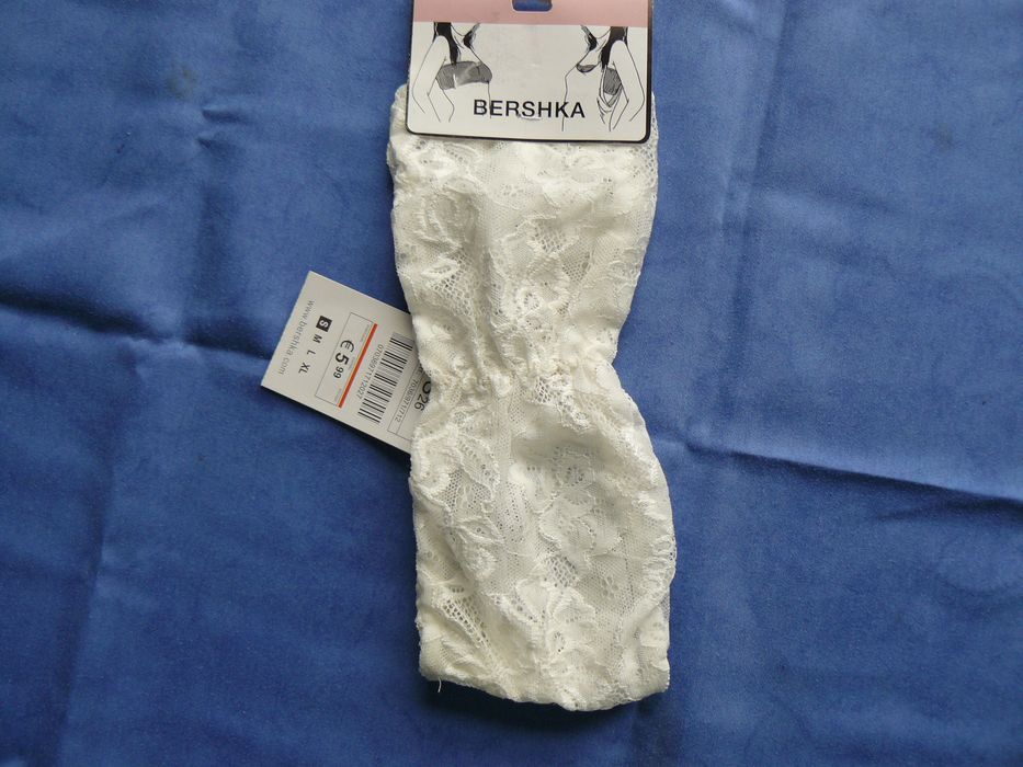 Bustiera BERSHKA Noua,Marime S,Culoare Alb spre crem