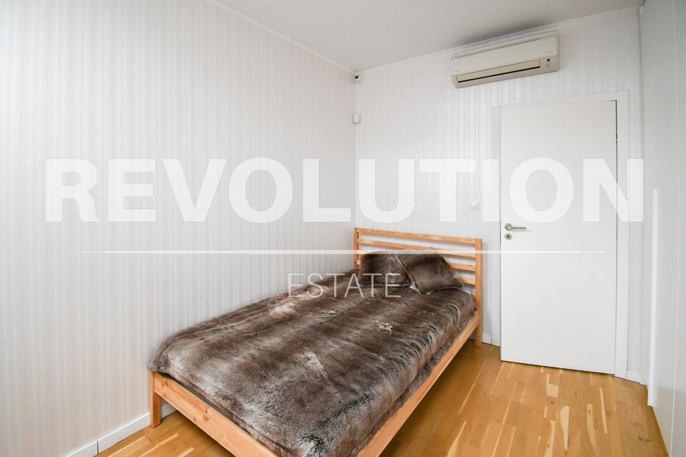 Дава се под наем Тристаен апартамент в София, Център - 125 кв.м за 1495.83 € - Снимка #4