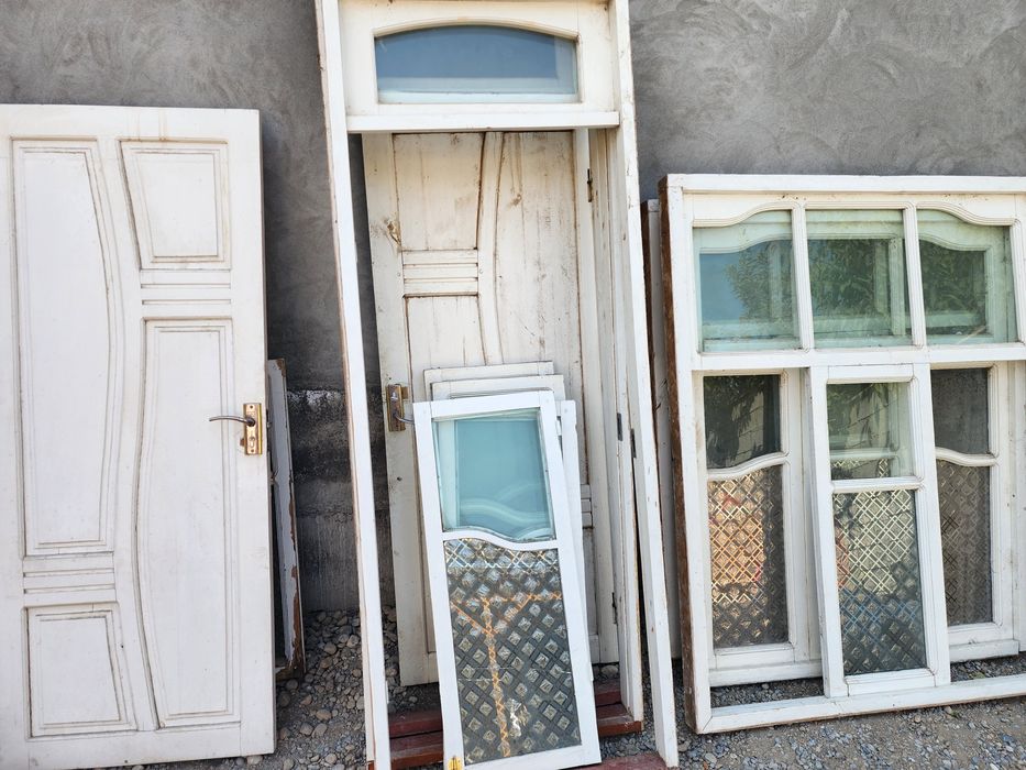 Taxta eshik romlar sotiladi