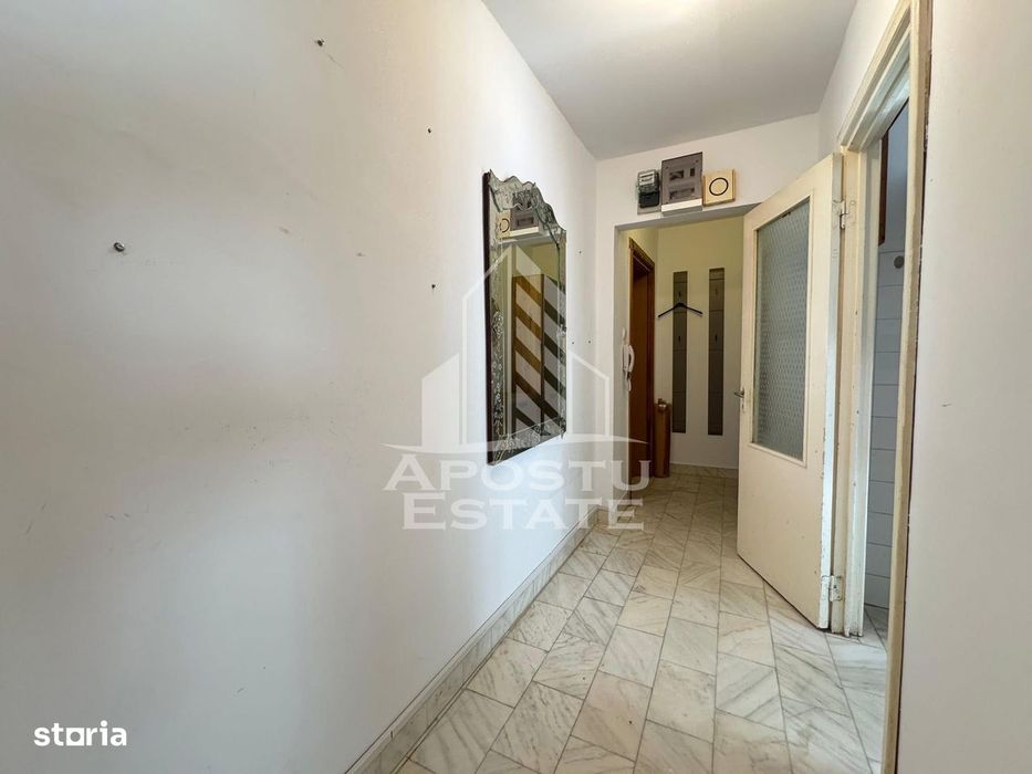 Apartament cu 3 camere, decomantat, etajul 2 , zona Spitalul Judetean