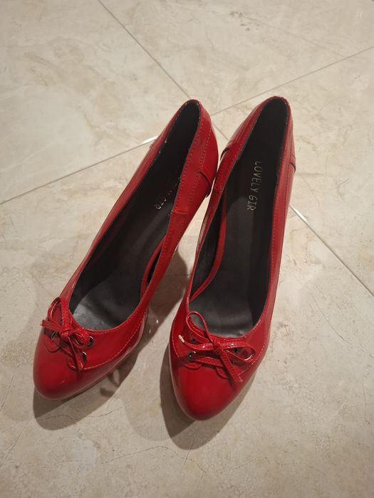 Обувки с камъни и червени лачени