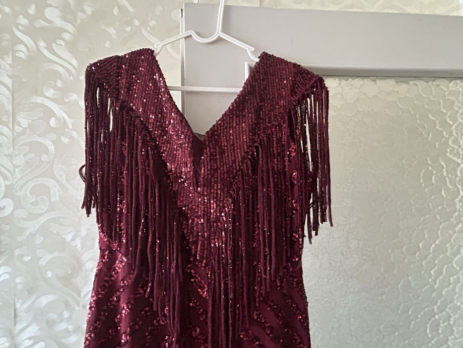 Елегантна червена рокля с ресни