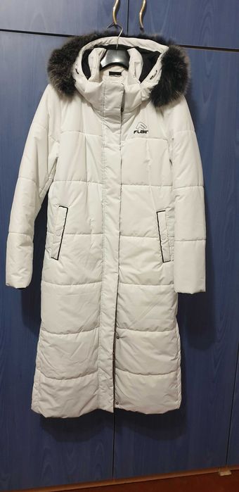 Бяло дълго зимно яке