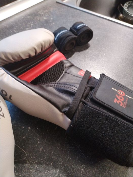 Боксови ръкавици  за Муай тай ,раница и спортен бинт за ръце