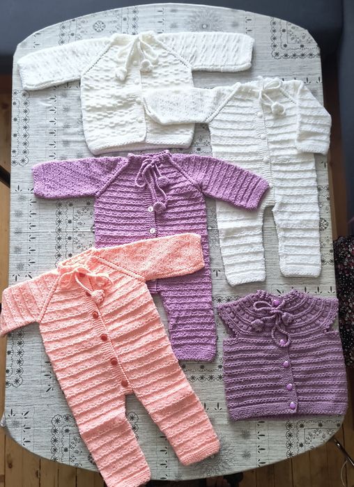 Бебешки ръчно плетени дрехи