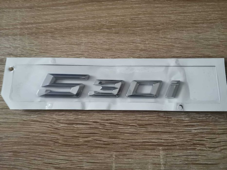 сребриста емблема BMW 530i (G60) нов стил