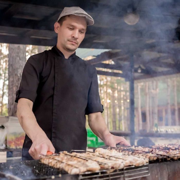 Повар шашлычник, казан.