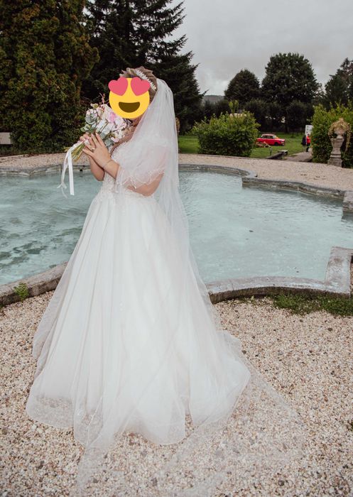 Vând Rochiță de mireasă este inclus voalul și cercul!