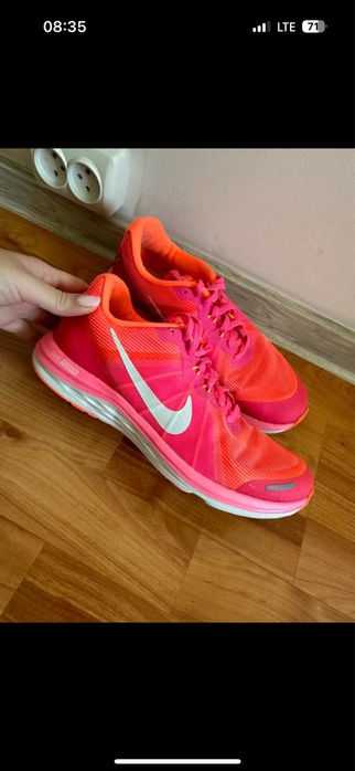 Adidasi Nike.