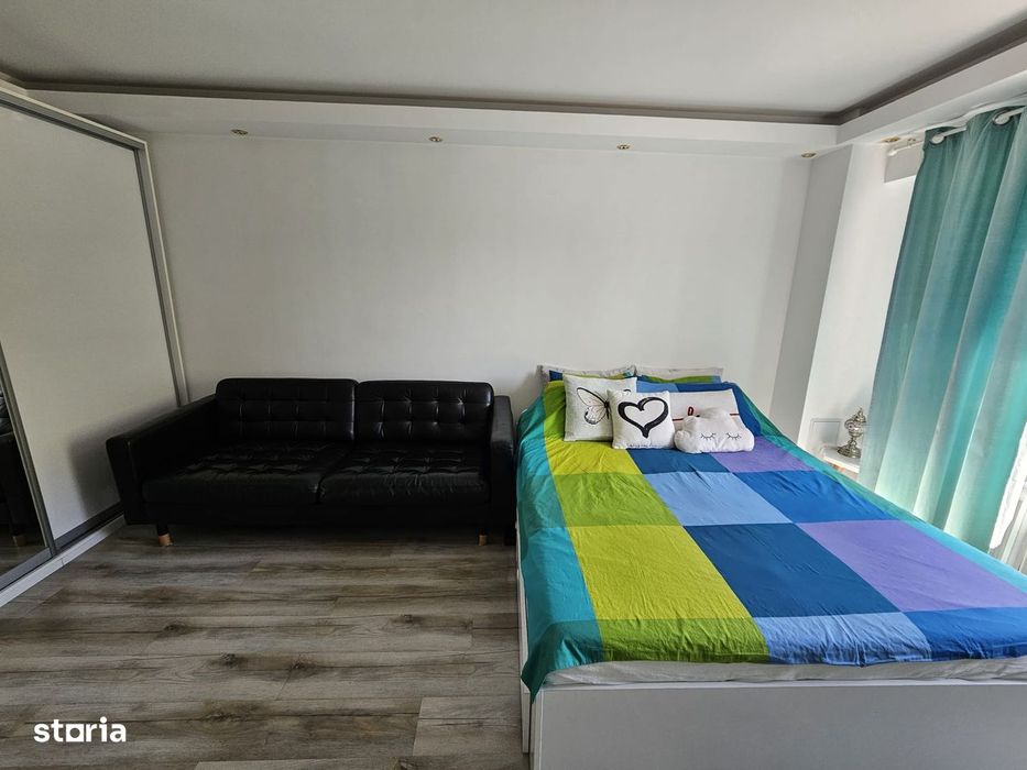 Garsonieră spațioasă cu balcon și mobilier complet