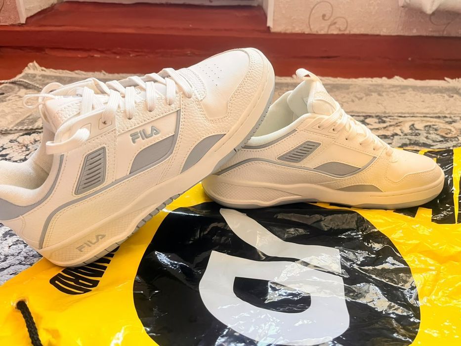 Продам новые кроссовки FILA