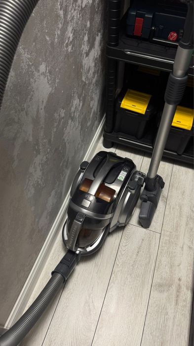 Продается пылесос в хорошем состоянии .