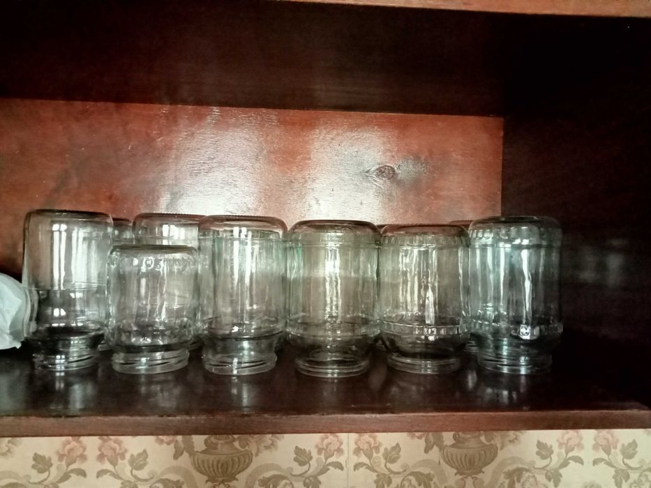 Продам. Разные банки. От маленьких до  3 литровых. Чистые. Из Дома.