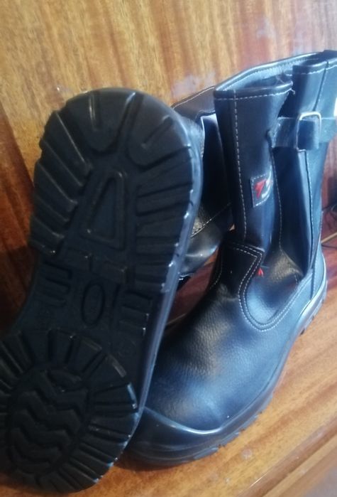 Продам новые рабочие ботинки.
