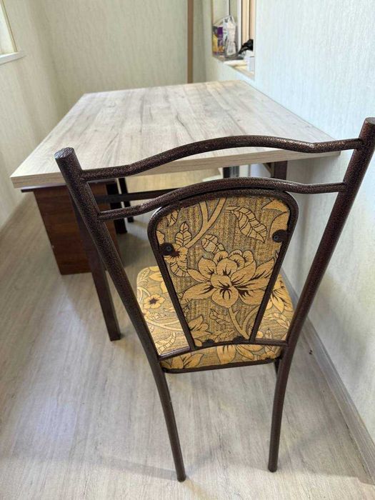 Стол со стульями на кухню