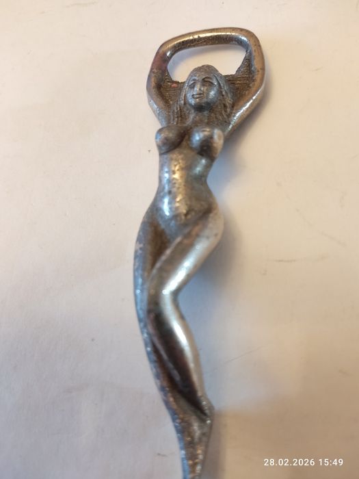 Открывашка обнажённая девушка..