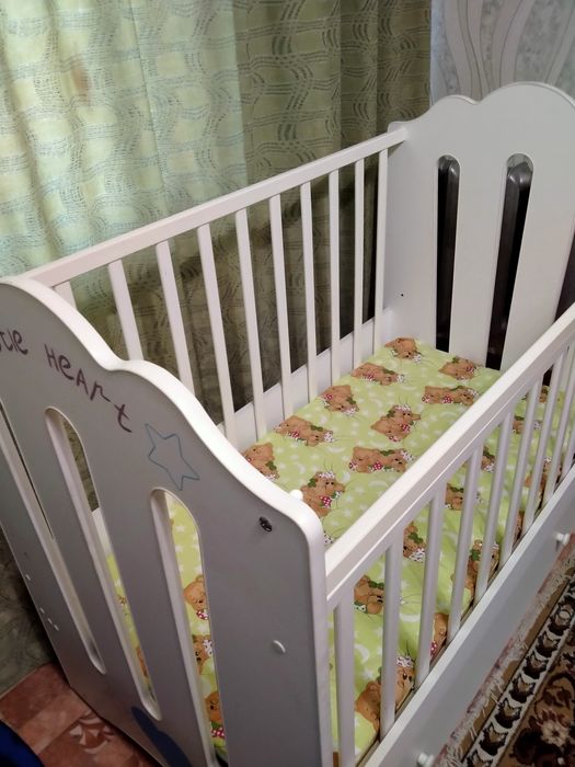 Кроватка детская с маятником