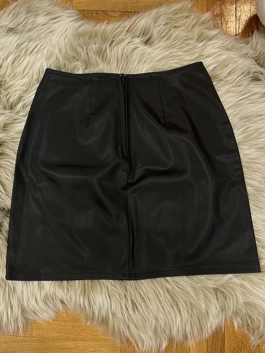 Черна къса пола.