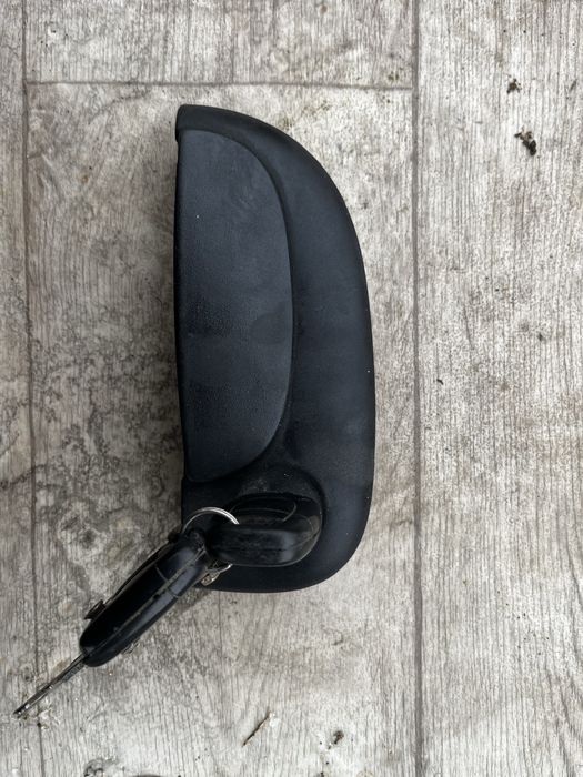 Лява и дясна дръжка на предните врати на Рено Канго I (1997 – 2008)