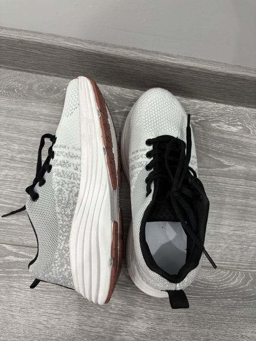 Продам новые кроссовки