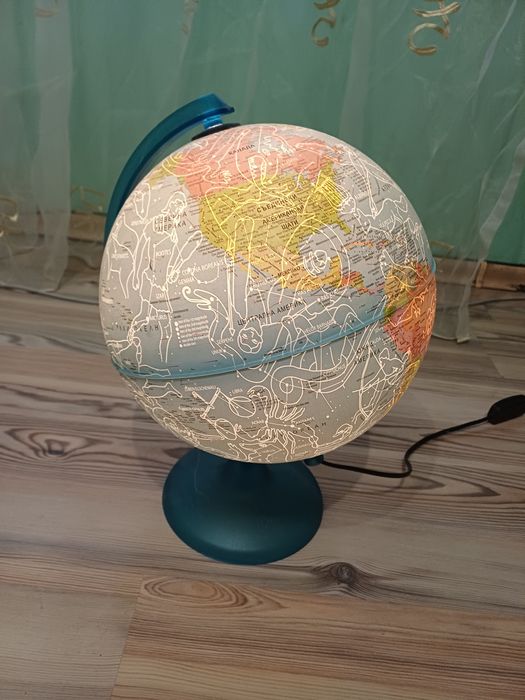 Продавам Географски Глобус