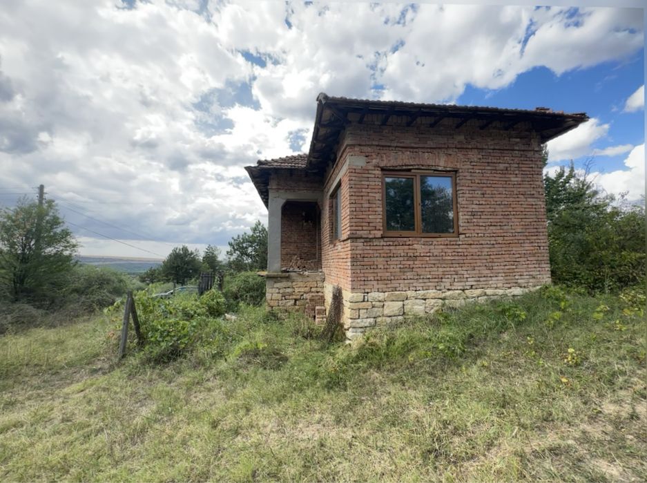 Продавам къща с двор