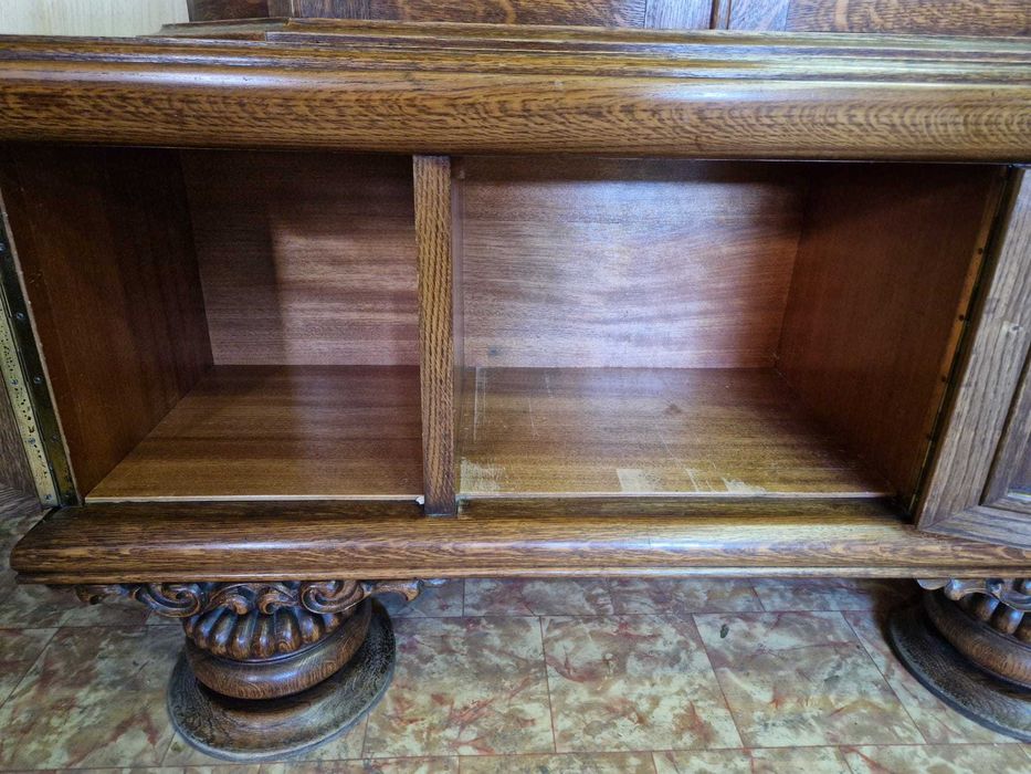 Резбован шкаф витрина от дъбов масив на две части