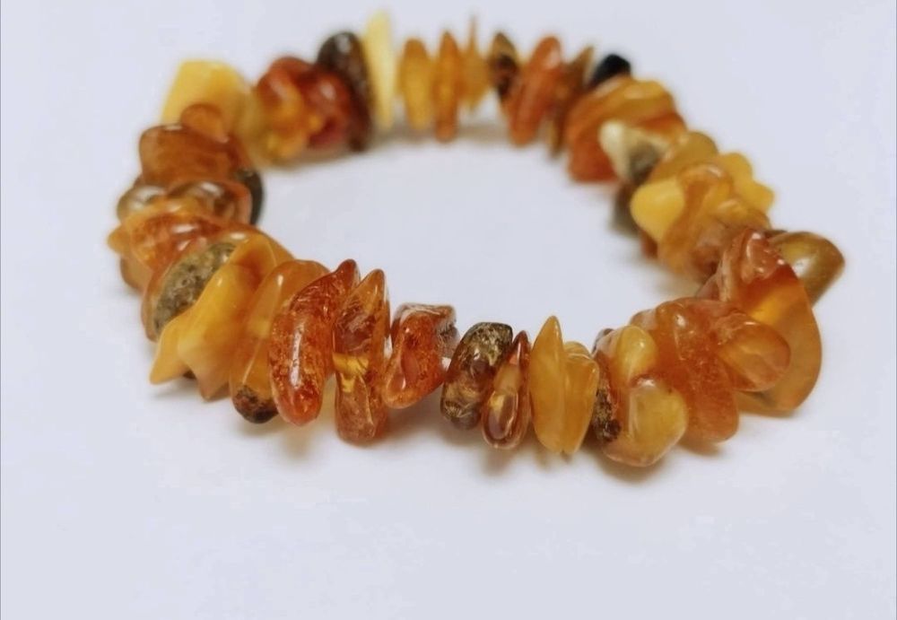 Veche bratara chips din chihlimbar natural baltic cu fragmente brute si slefuite elastica , in nuante de cognac, butterscot, brun