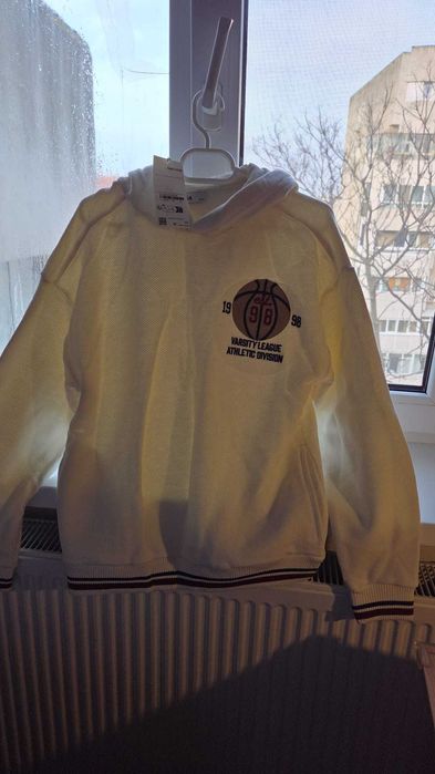 Hanorac alb-crem , nou cu eticheta, 164 cm, pentru 14 ani.