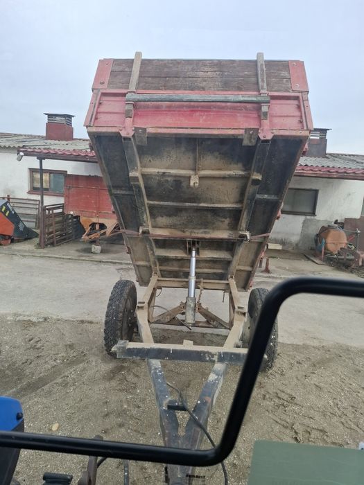 Remorcă de tractor basculabila