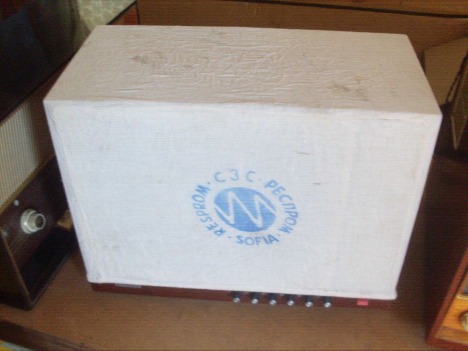 Стар колекционерски български телевизор с покривало и крака.