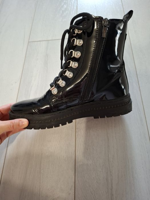 Продам весенние ботинки на девочку.