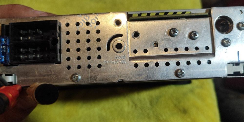 Продам магнитолу мафон Clarion.