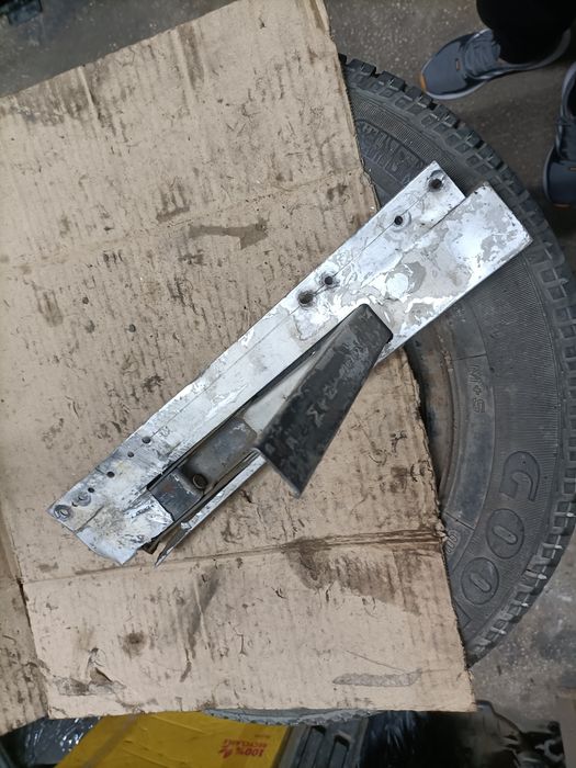 Stâlp fix încuietoare pentru bena carosată,DEFECT , se poate repara