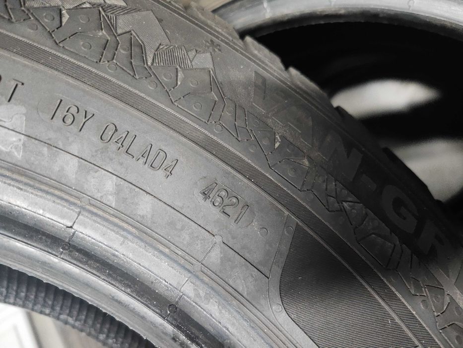 2бр.зимни гуми 235/65/16C Semperit