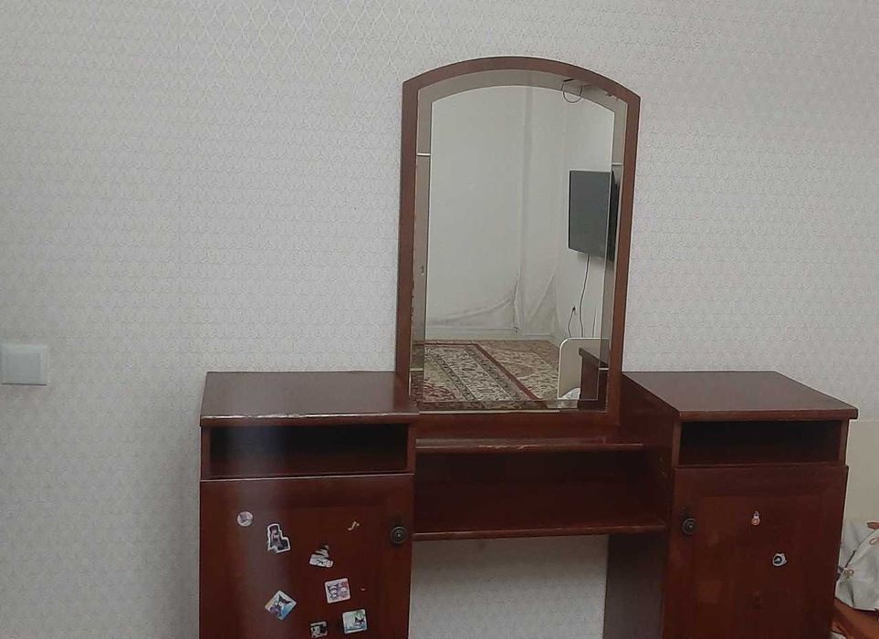 Продам комод и трюмо с зеркалом