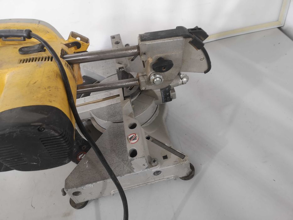 Циркуляр педнула - Dewalt 1200 W