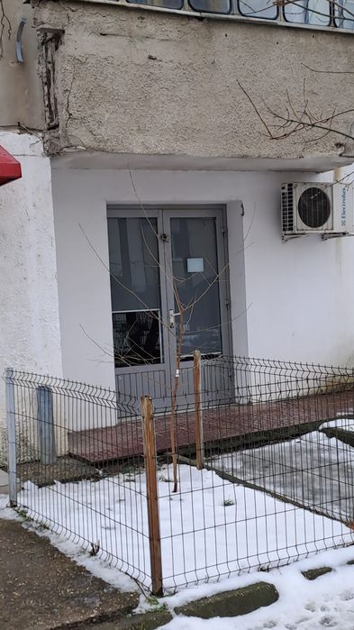 Închiriez spatiu comercial.