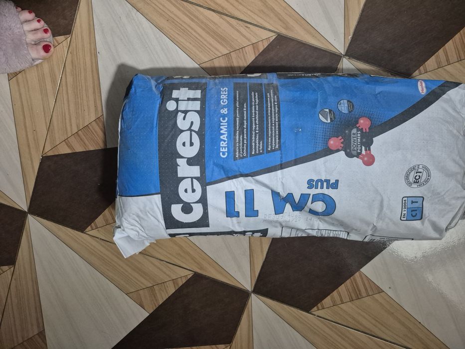 Vând 2 saci de adeziv
