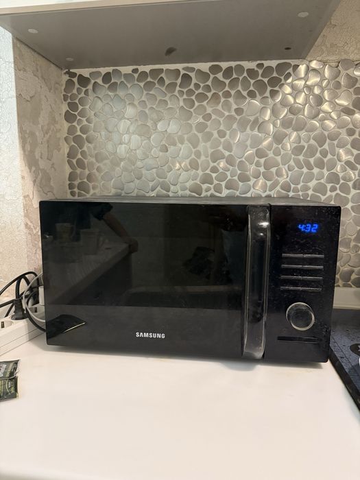 Продам кухонный гарнитур вместе с вытяжкой bosch и мироволновкой sumsu