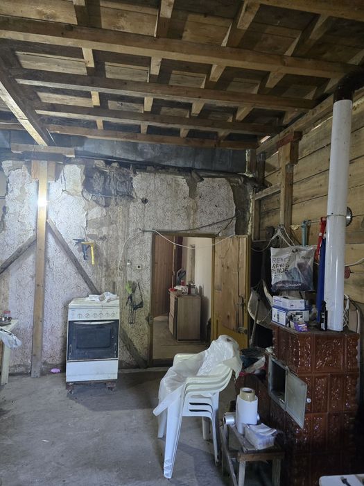 Teren si casa din chirpici