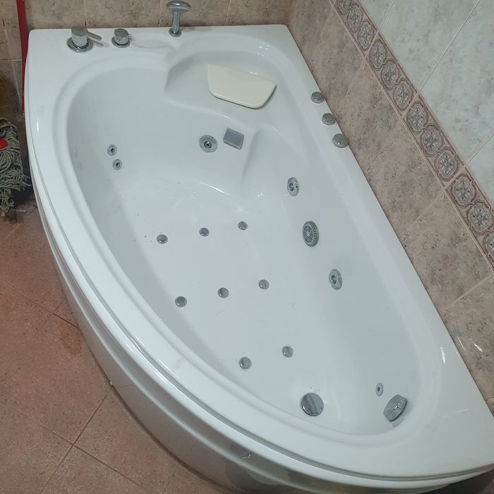 Вана  ъглова ,джакузи подводен масаж на две скорости