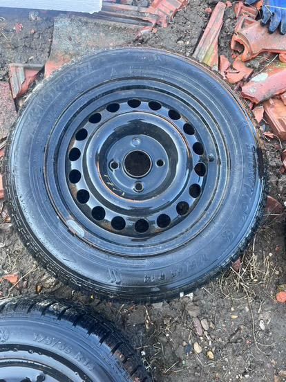 Продавам зимни гуми с джанти 14ки