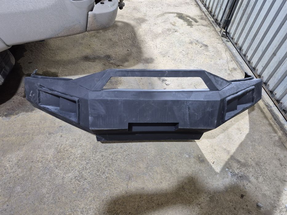 Передний бампер на хайлюкс