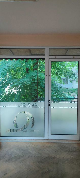 Aлуминиева дограма с врата.