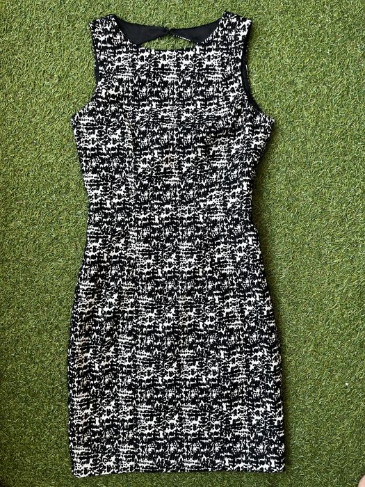 Рокля елегантна, много стилна , официална.