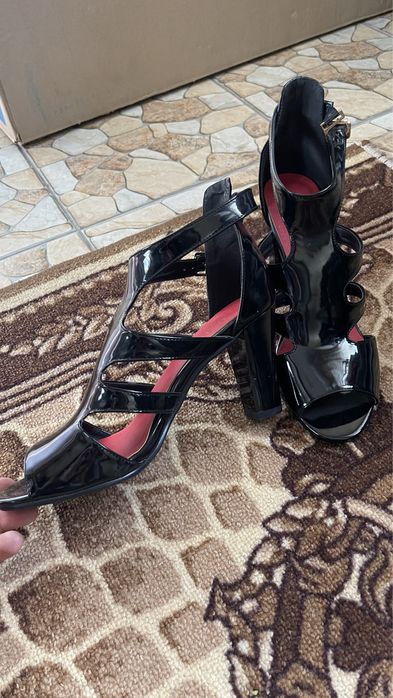 Продам 2 пары туфли в отличном состоянии