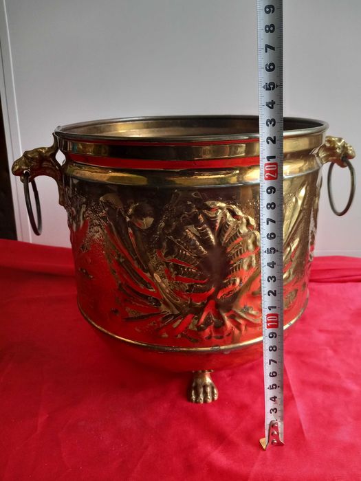 Градинска Кашпа, Драконови Глави, Голям Месингов Съд с Позлата