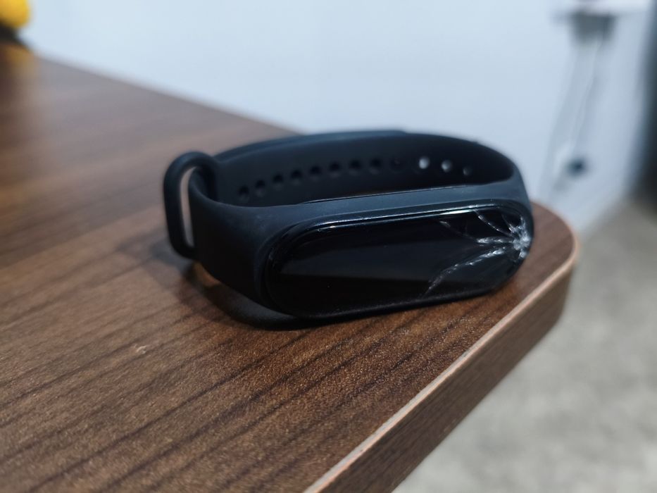 Продаётся фитнес браслет Xiaomi Mi Band 6